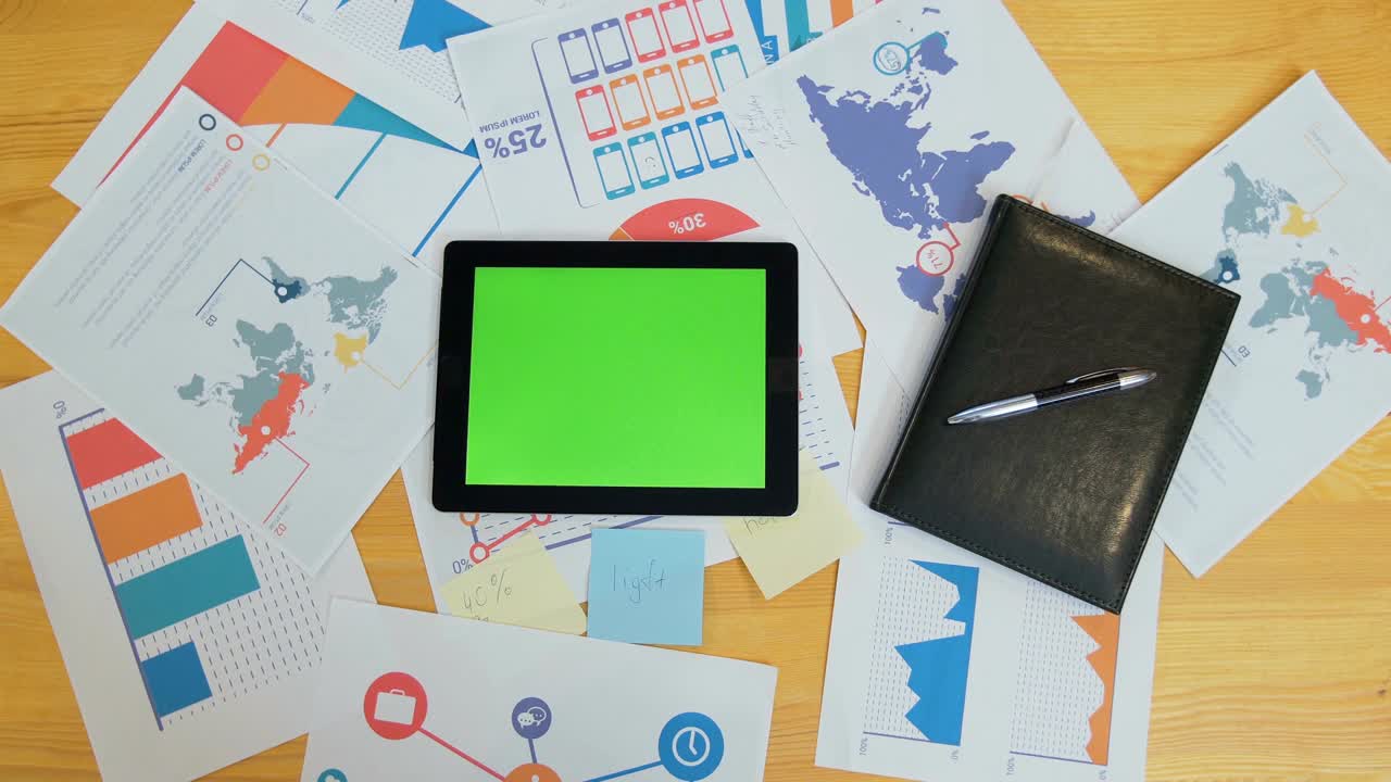 hombre usando una tableta con pantalla verde en el escritorio de la oficina, espacio de trabajo, búsqueda de información