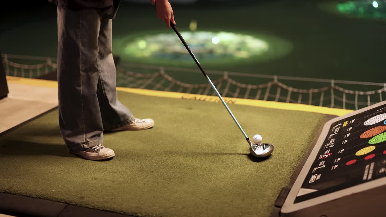 드라이빙 레인지 에서 골프 스 을 연습 하는 것