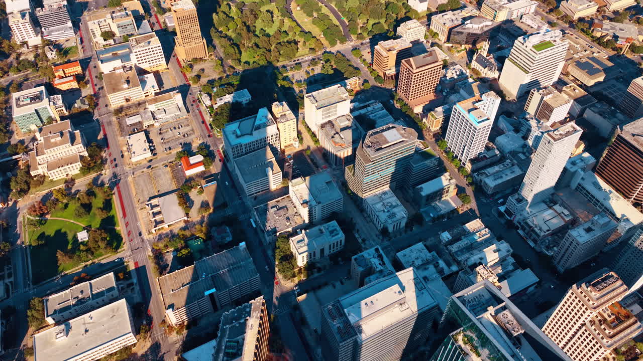 Austin, EUA, 21 de novembro de 2025: Vista aérea de ângulo alto da malha urbana de ruas de Austin. Perspectiva de alta altitude dos edifícios, parques e ruas do centro de Austin com longas sombras no final da tarde