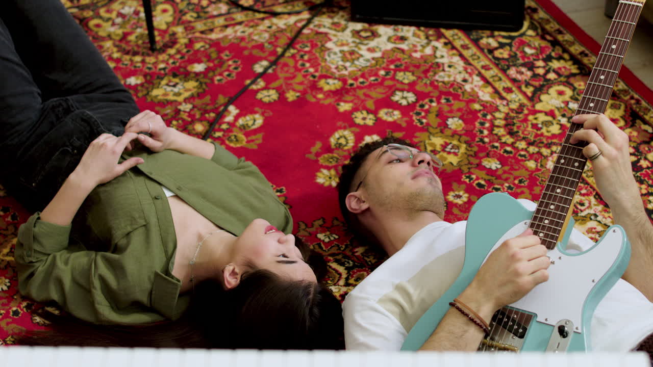 카 ⁇  에 앉아 있는 친구 들