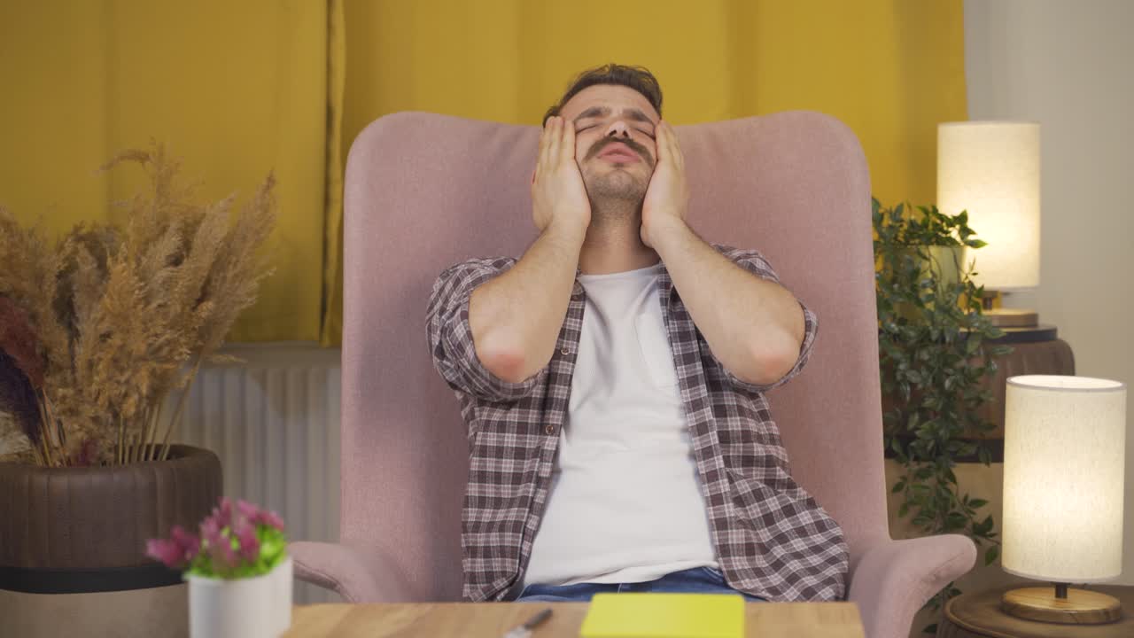 전화로 나쁜 소식을 받은 사람.