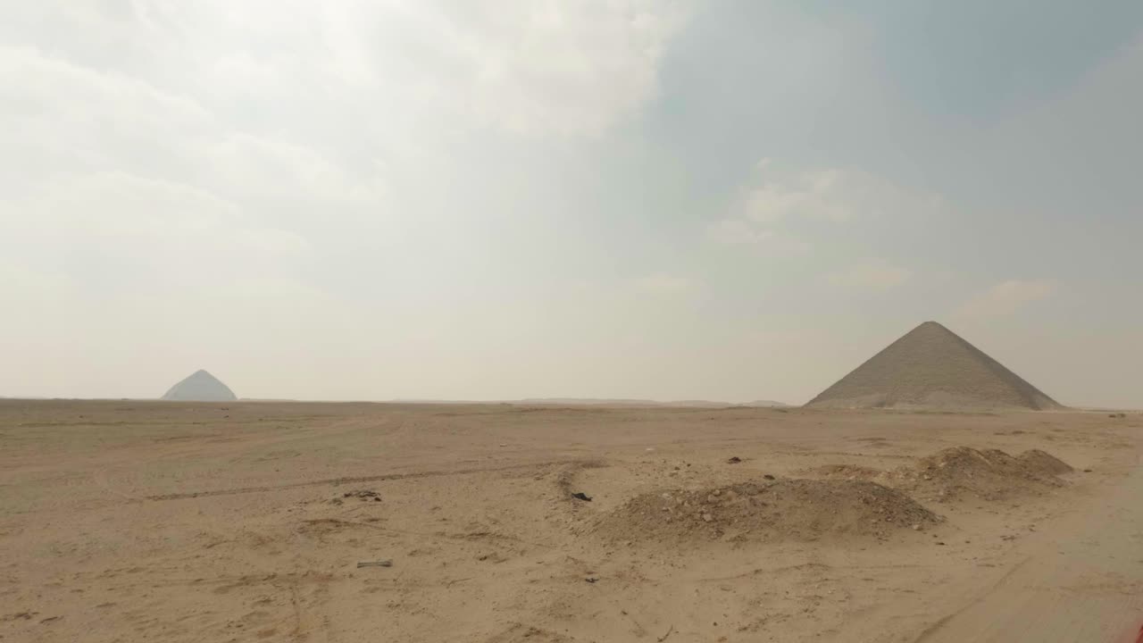 Dvě starověké pyramidy stojí v suché egyptské poušti.