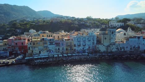 imágenes de drones del castillo aragonés en ischia, italia