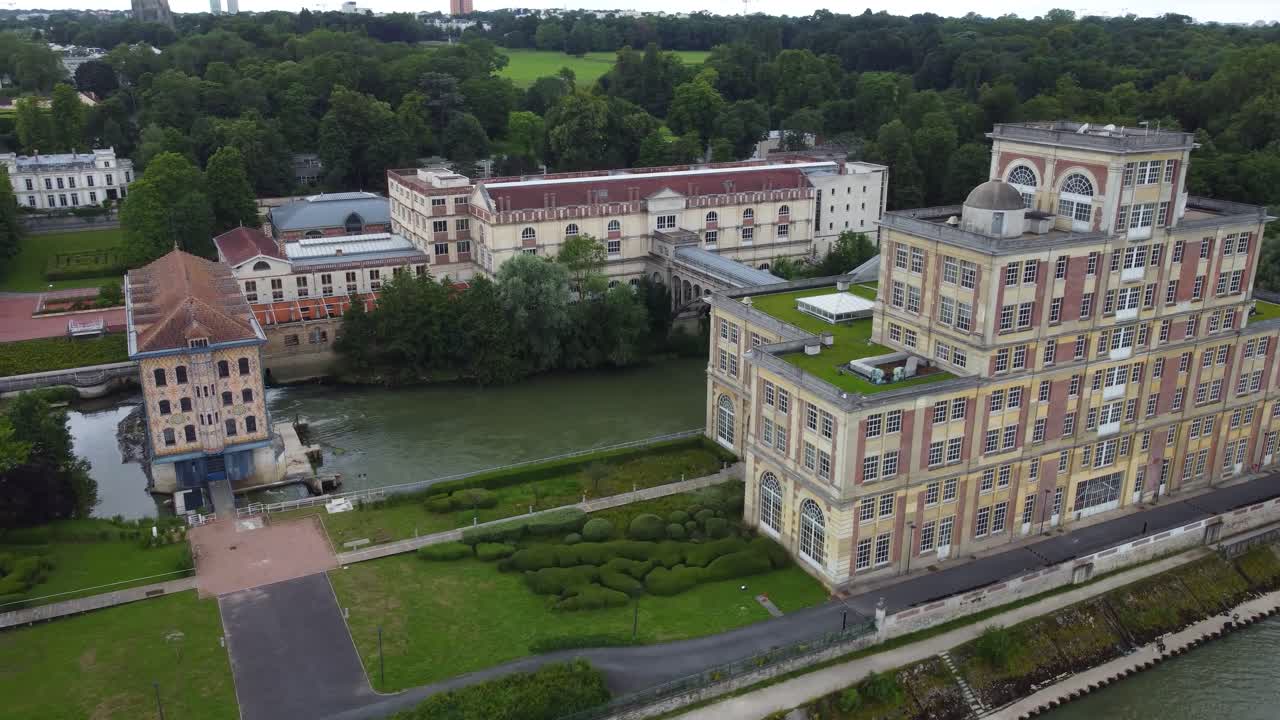 시골의 작은 프랑스 마을과 그 강 에 있는 초콜릿 공장 위를 날아다니고 있습니다.