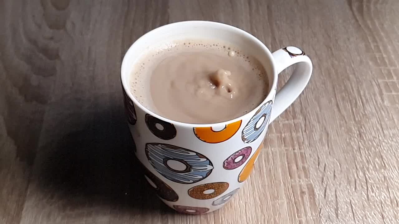 gotas en cámara ultra lenta cayendo en un café