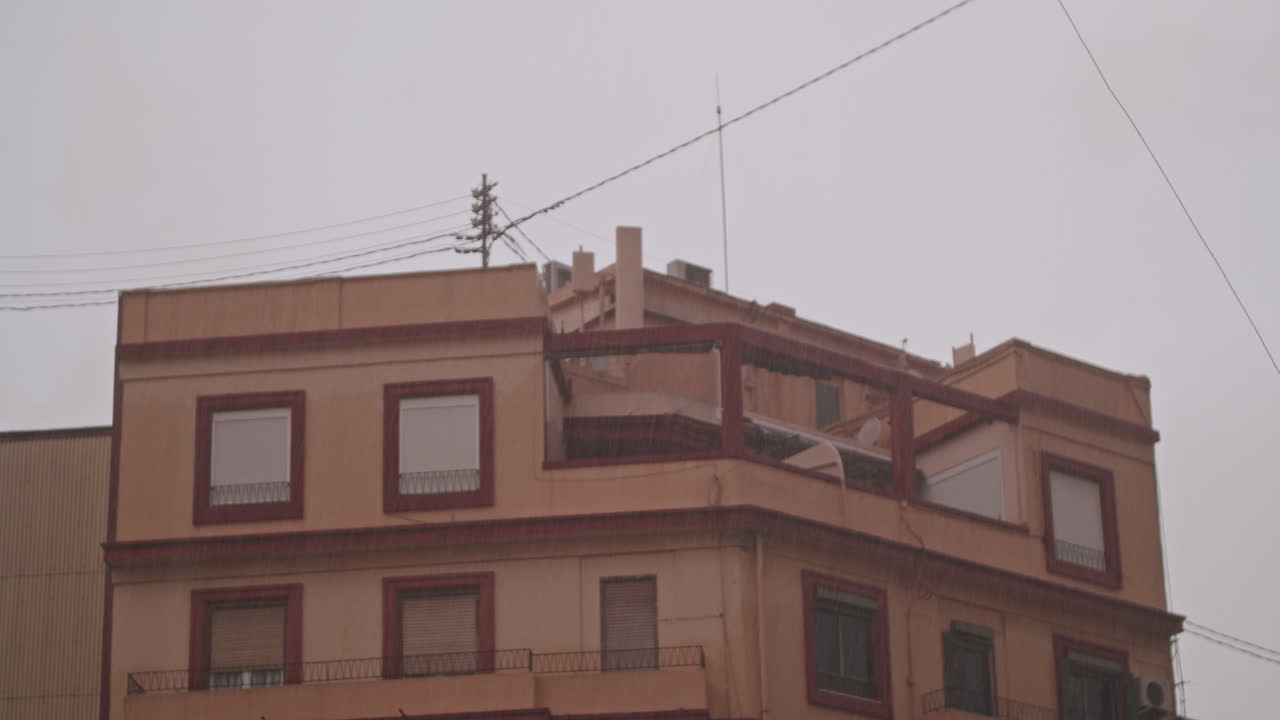 casa contra el cielo gris