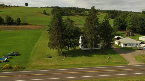 Vista-Aérea-A-Vista-De-Pájaro-O-Drone-De-La-Histórica-Casa-Original-De-Josiah-Stowell,-Amigo-De-Joseph-Smith,-Lo-Contrató-Por-Dinero-O-Excavando-Tesoros-A-Principios-De-La-Década-De-1820