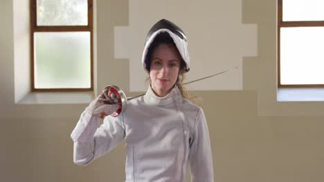 atleta de esgrima durante un entrenamiento de esgrima en un gimnasio
