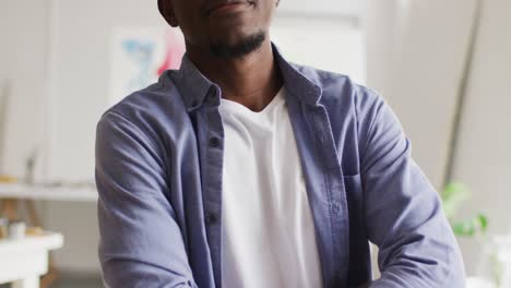retrato de un artista afroamericano con los brazos cruzados en un estudio de arte