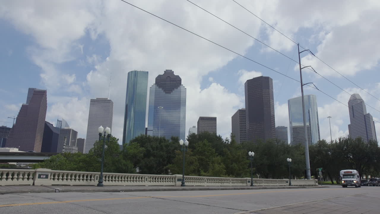 el horizonte de houston texas desde el puente de sabine street