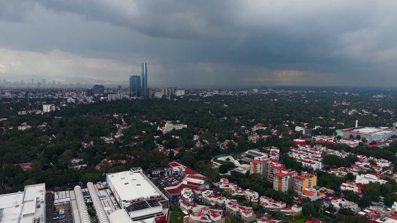 Mexico City’de kara yağmur bulutlarının tehditkâr bir şekilde belirdiği kapalı bir gün, drone ile çekildi