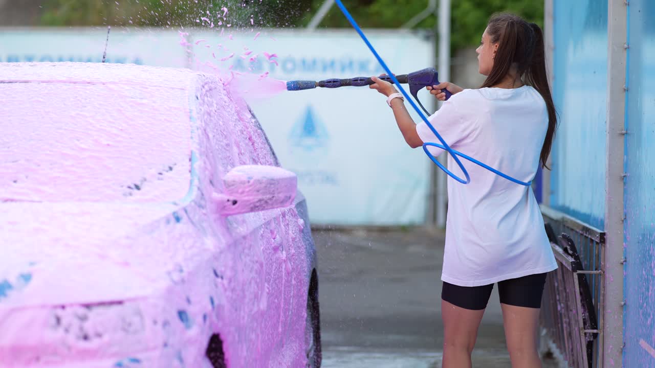 자동차 세탁소 에서 자동차 를 는 여자