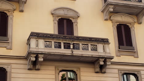 ventana y balcón del piso superior de un apartamento u hotel