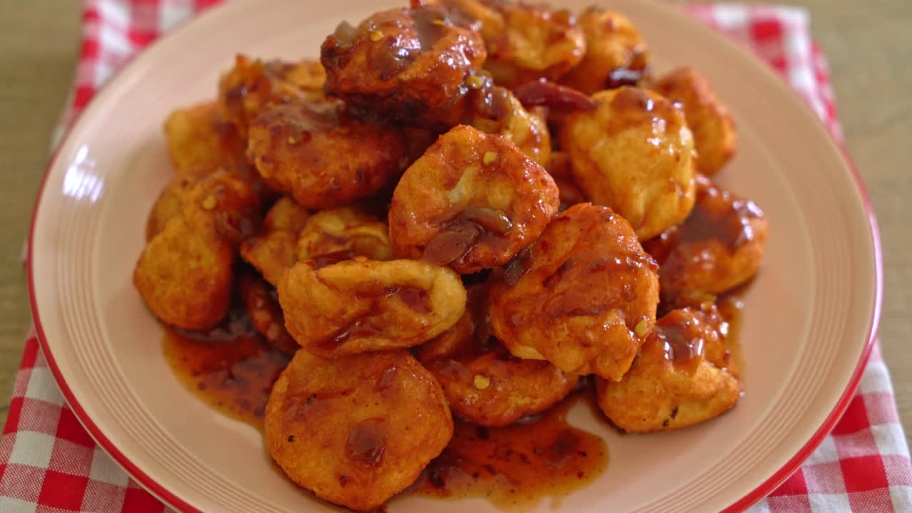 albóndigas fritas con salsa picante - estilo de comida callejera tailandesa