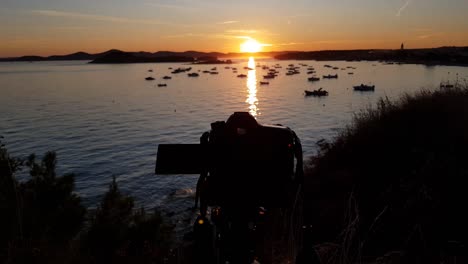 tomando video timelaps en horas doradas en la playa