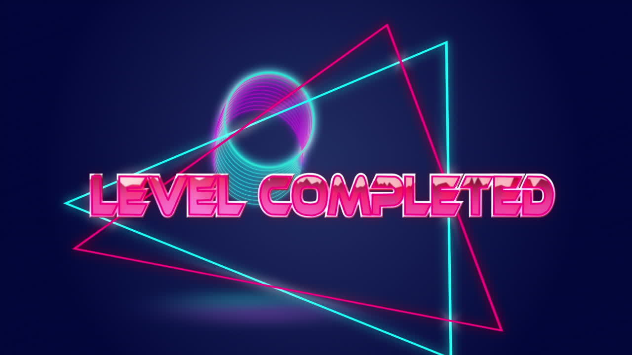 파란색 배경에 회전하는 나선형 모양의 삼각형 배너에 레벨 완료 텍스트의 애니메이션