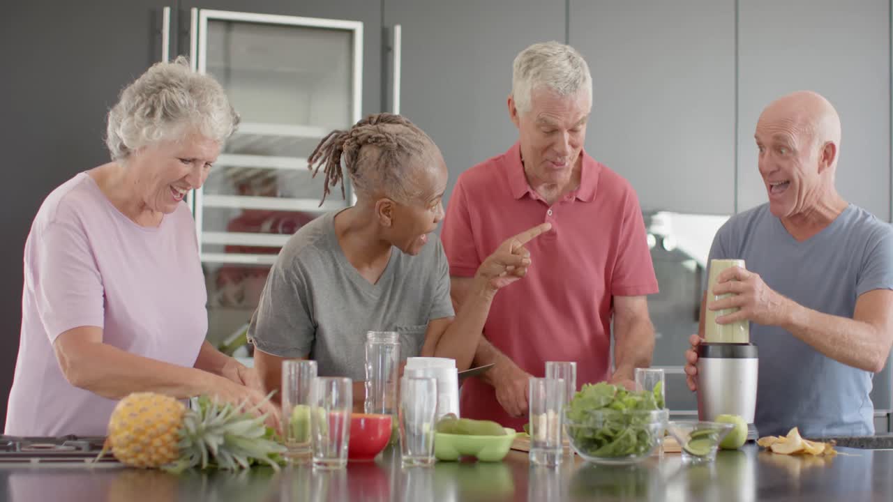 다양한 행복한 고령 친구들이 부 ⁇ 에서 건강 음료를 준비하고, 변하지 않고, 느린 움직임으로