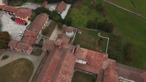 Verfolgungsneigungsaufnahme-Abbazia-Morimondo-Draufsicht-In-Der-Landschaft-Der-Lombardei-In-Der-Nähe-Von-Abbiategrasso