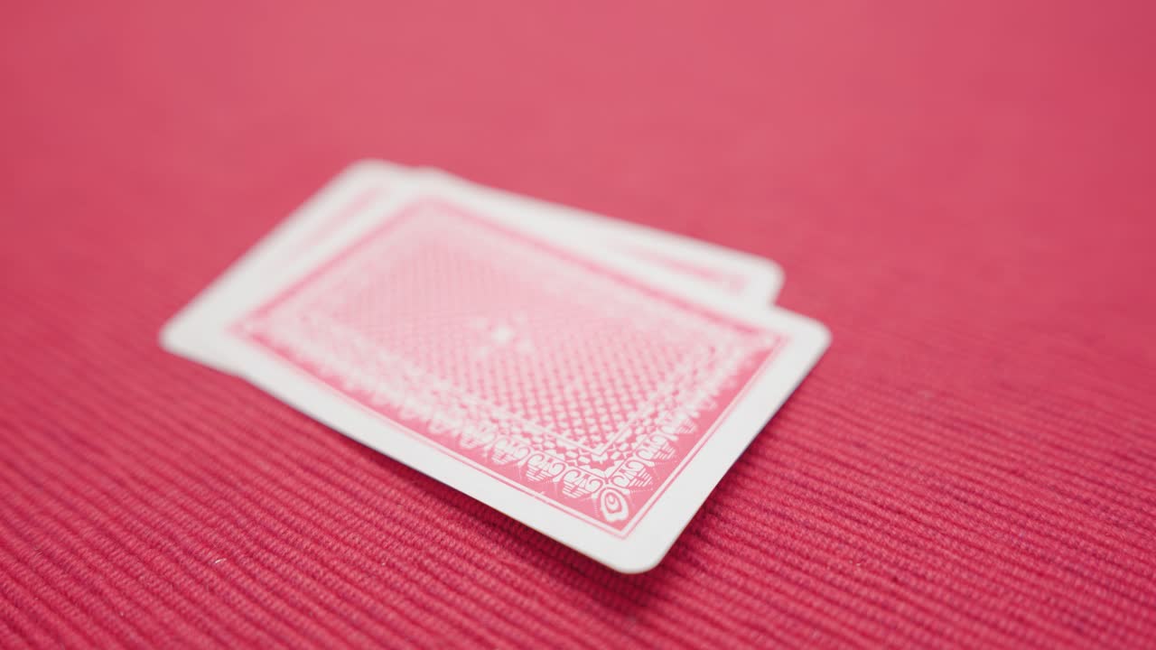 그의 포커 손을 확인하는 남자