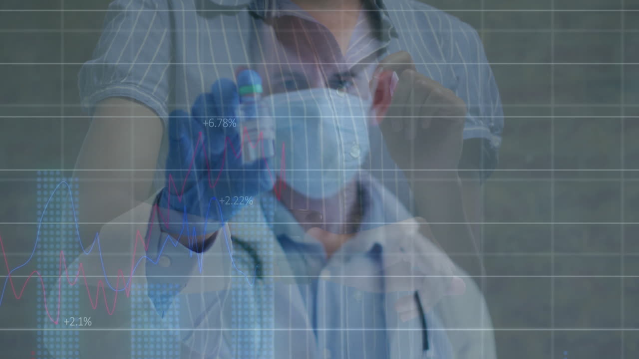 Analizando gráficos financieros, médico con mascarilla y guantes en entorno de oficina