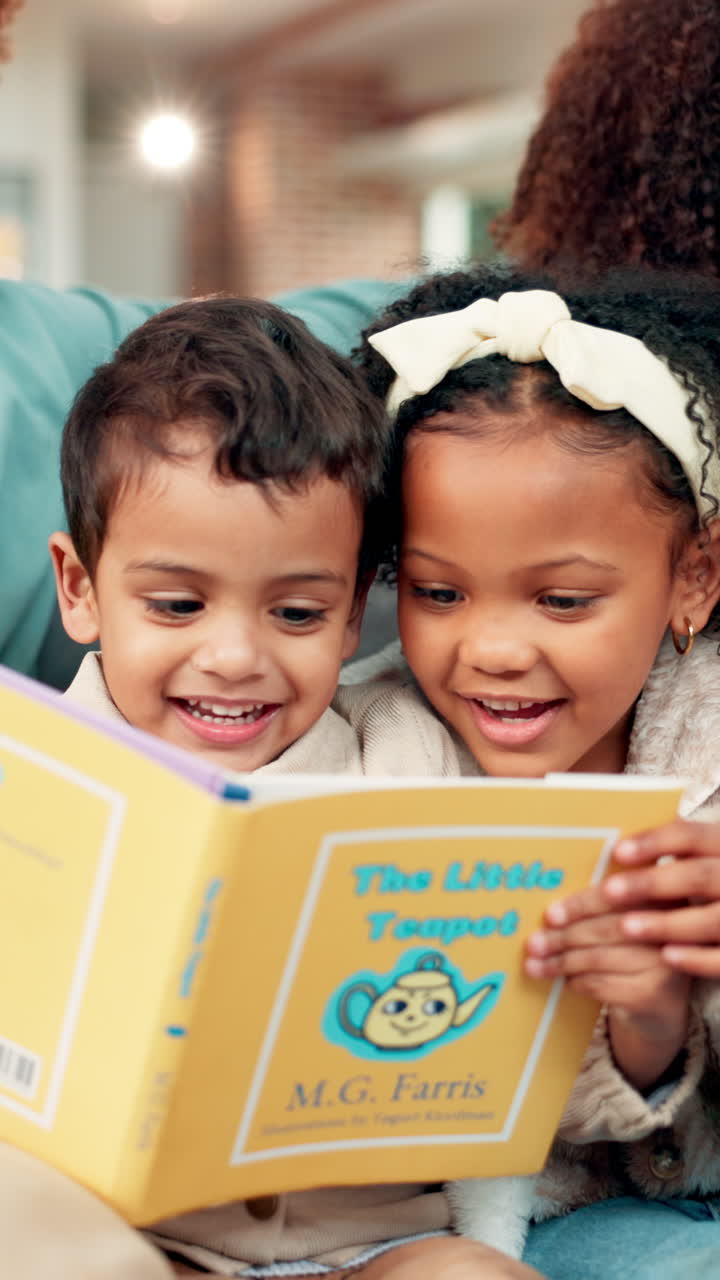 Bambini felici che leggono un libro di fiabe con un genitore