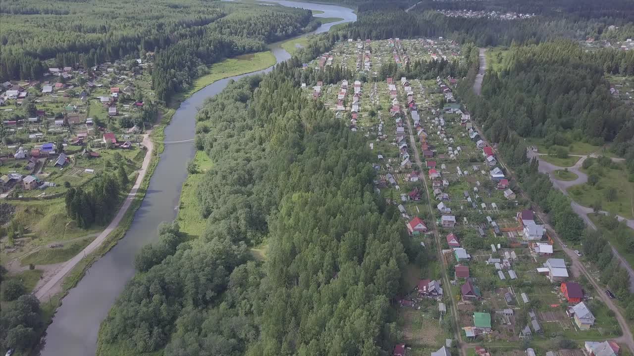 강 계곡 마을 의 공중 사진