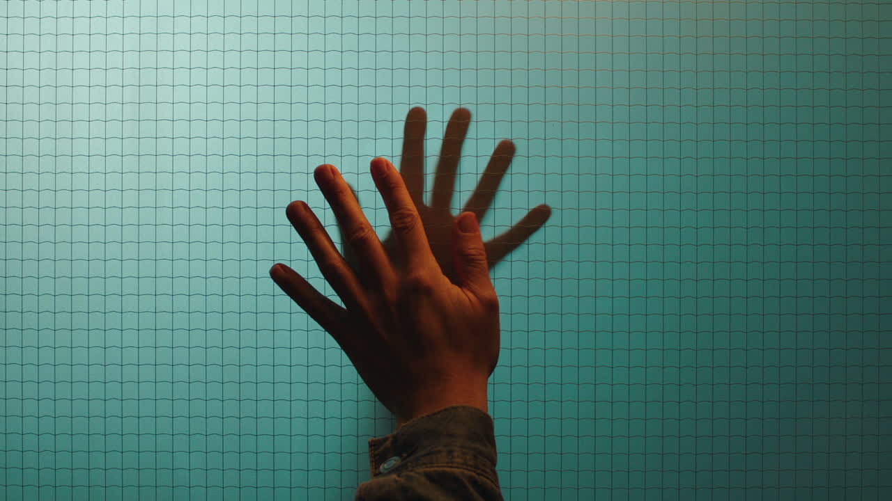 manos románticas tocando la ventana amantes separados anhelo de conexión concepto de romance