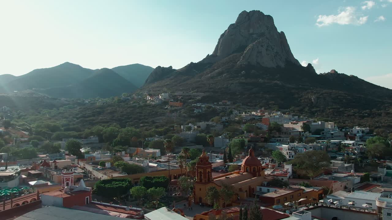 Panorama aereo di Bernal Pueblo Mágico con l'iconico monolito Peña de Bernal e il tempio di San Sebastiano.