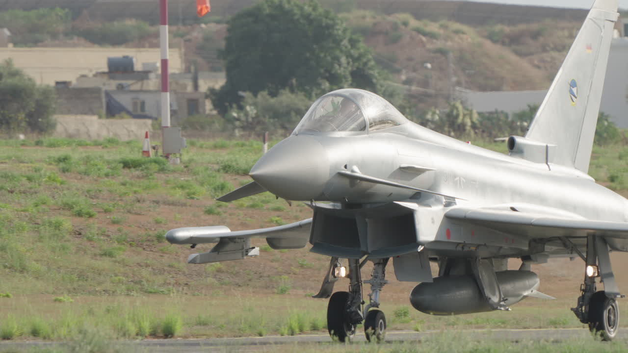 Kraftfullt Eurofighter Typhoon-stridsflygplan taxar på flygfältet