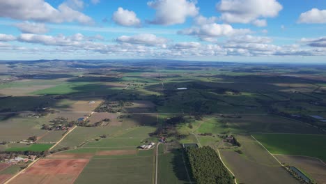 el valle de barossa con vastos campos verdes en el sur de australia - fotografía aérea de un avión no tripulado