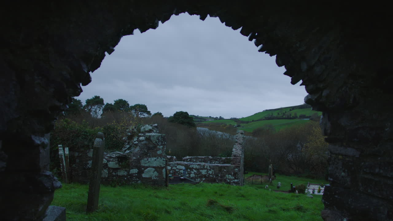arch ruina de una antigua iglesia de piedra con tumbas irlanda