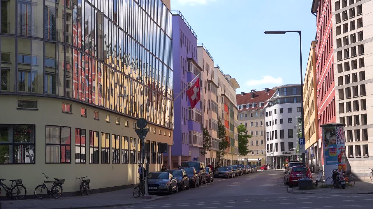 Farbenfrohe Einstellungsaufnahme eines Viertels in München, Deutschland.