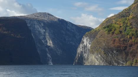 vista de largo alcance sobre el hermoso sognefjord de noruega