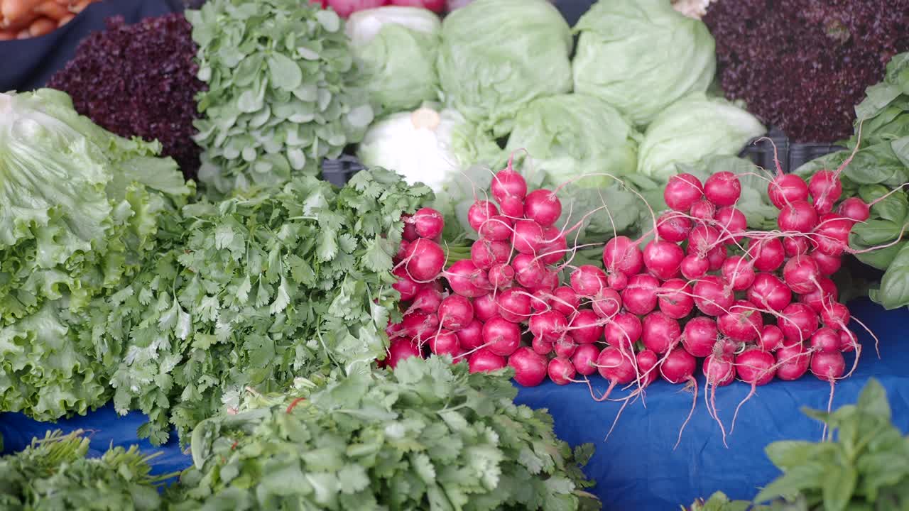 시장 에서 신선 한 채소 를 전시 하는 것