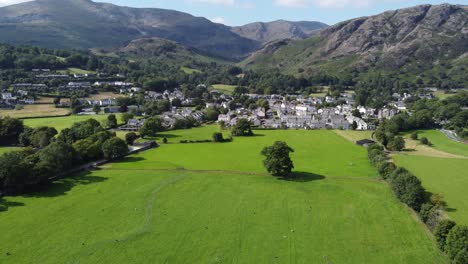 Coniston-Village-Drone-Vista-Sobre-Campos-Distrito-De-Los-Lagos-Cumbria-Reino-Unido-Imágenes-Aéreas-4k