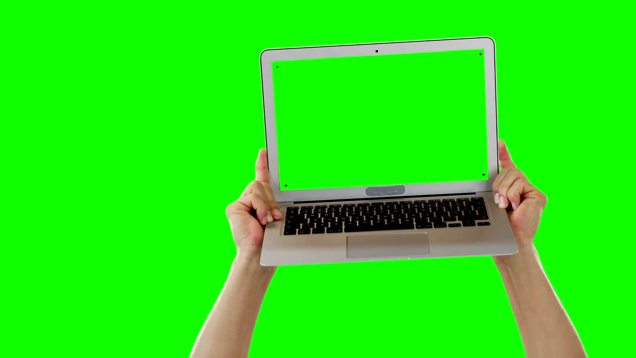 las manos sosteniendo el portátil