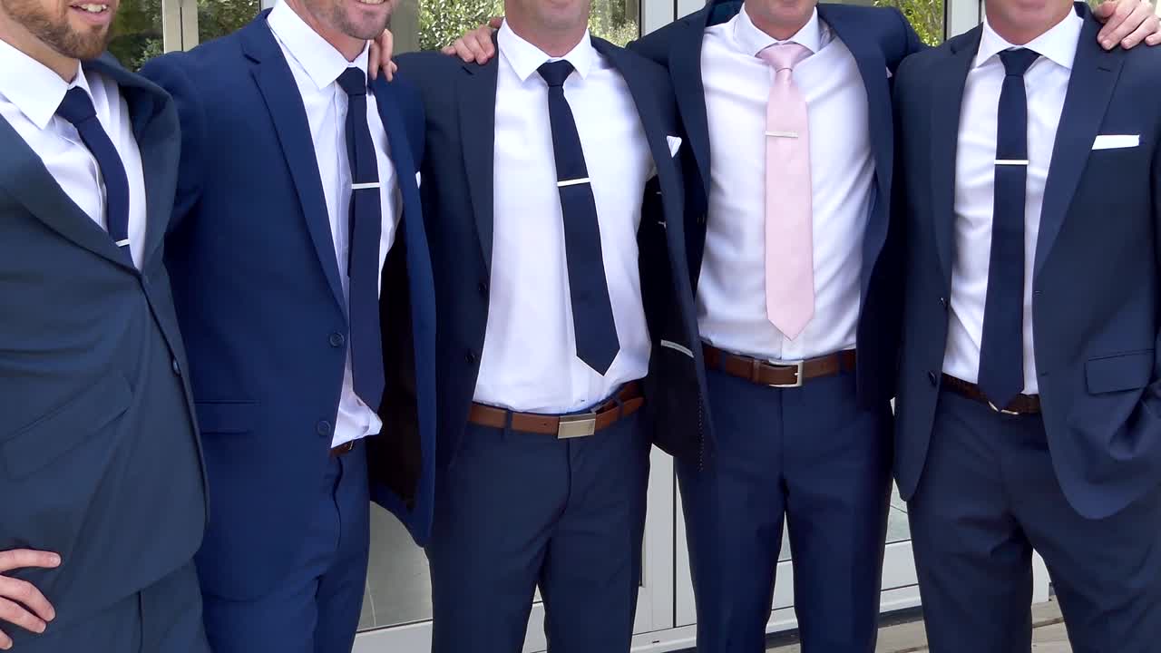 tiro de novia - novio con flor de boda