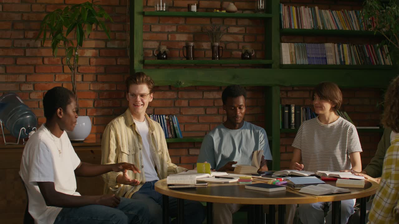 다양한 학생들이 함께 공부하고 있습니다.