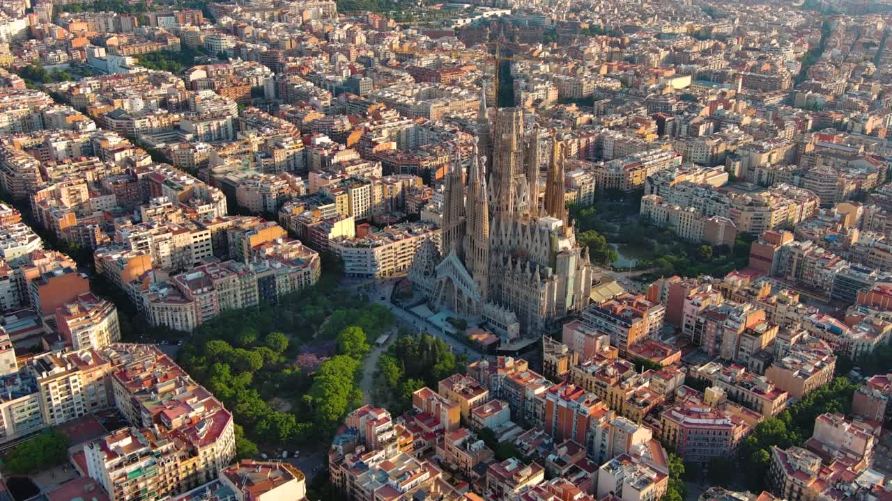 barcelona es un ejemplo de distrito residencial y la famosa basílica de la sagrada familia al amanecer. cataluña, españa