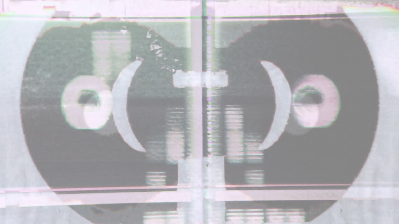 Effetto Glitch VHS con Rumore Statico e Distorsione