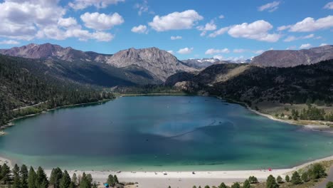 Vista-Aérea-Del-Lago-De-Junio-Con-Paisaje-Montañoso-En-Verano-En-Mono,-California,-Estados-Unidos