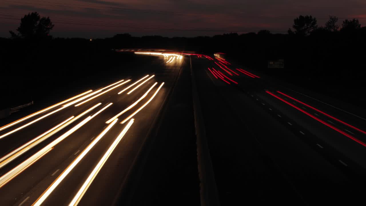 coches pasando por el paso elevado al atardecer