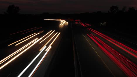 Autos,-Die-Bei-Sonnenuntergang-Von-Der-Überführung-Vorbeifahren