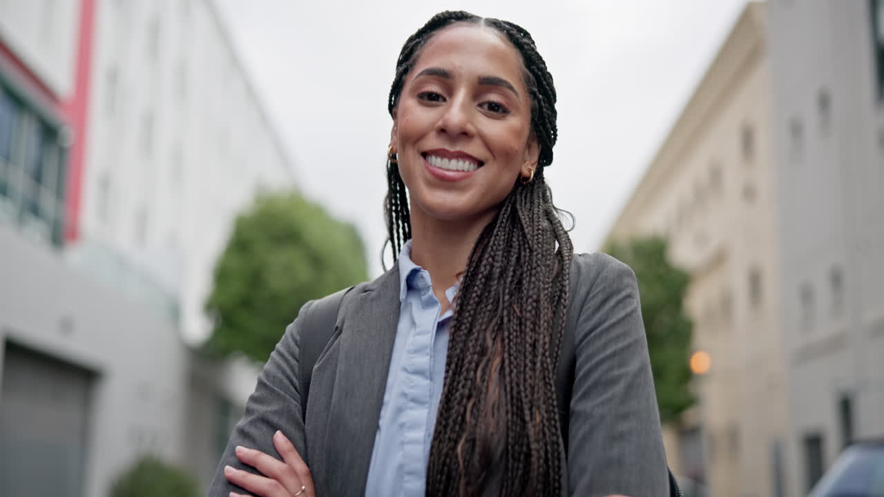 ciudad, negocios y retrato de mujer con cruz