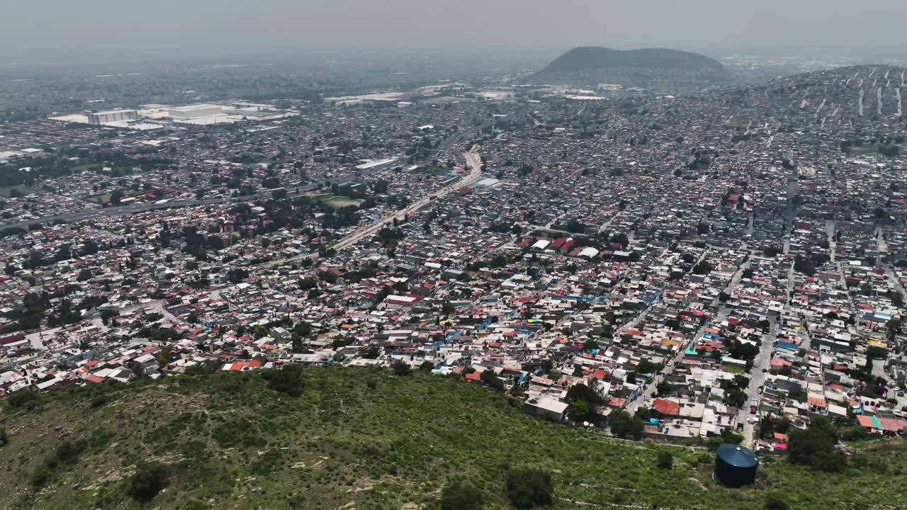 vista aérea con vistas a la favela de ecatepec de morelos, en méxico - dando vueltas, toma de avión no tripulado