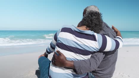 una pareja mayor mirando la playa.