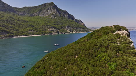 Antalya-Turquía-Antena-V48-Cinemática-Drone-De-Bajo-Nivel-Isla-De-Ratas-Rodeada-De-Botes-De-Buceo-En-El-Mar-Mediterráneo-Con-Paisaje-Urbano-De-Muratpaşa-A-Lo-Largo-Del-Horizonte---Filmado-Con-Cine-Mavic-3---Julio-De-2022