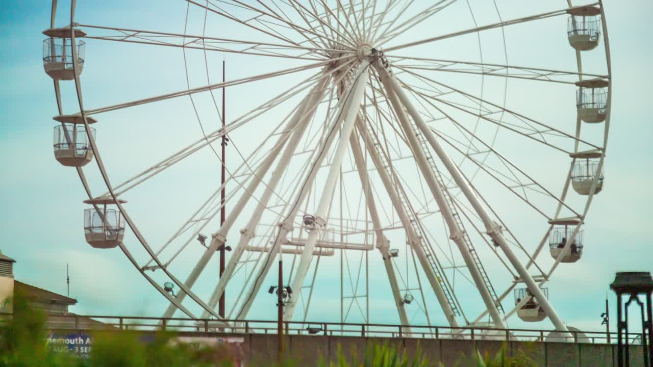 보른머스 해변 근처의 페리스 의 4k 타임 스