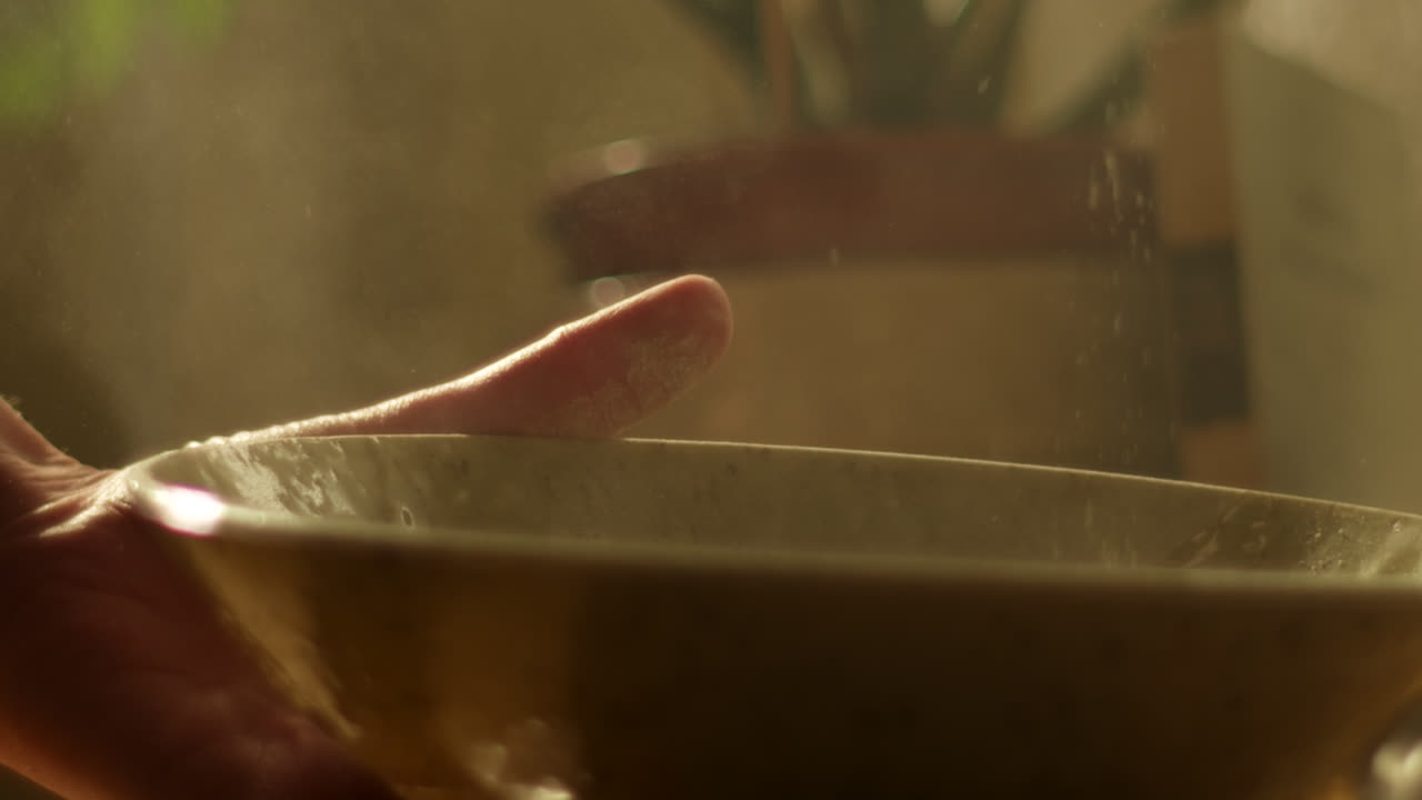 그릇에 밀가루 붓기