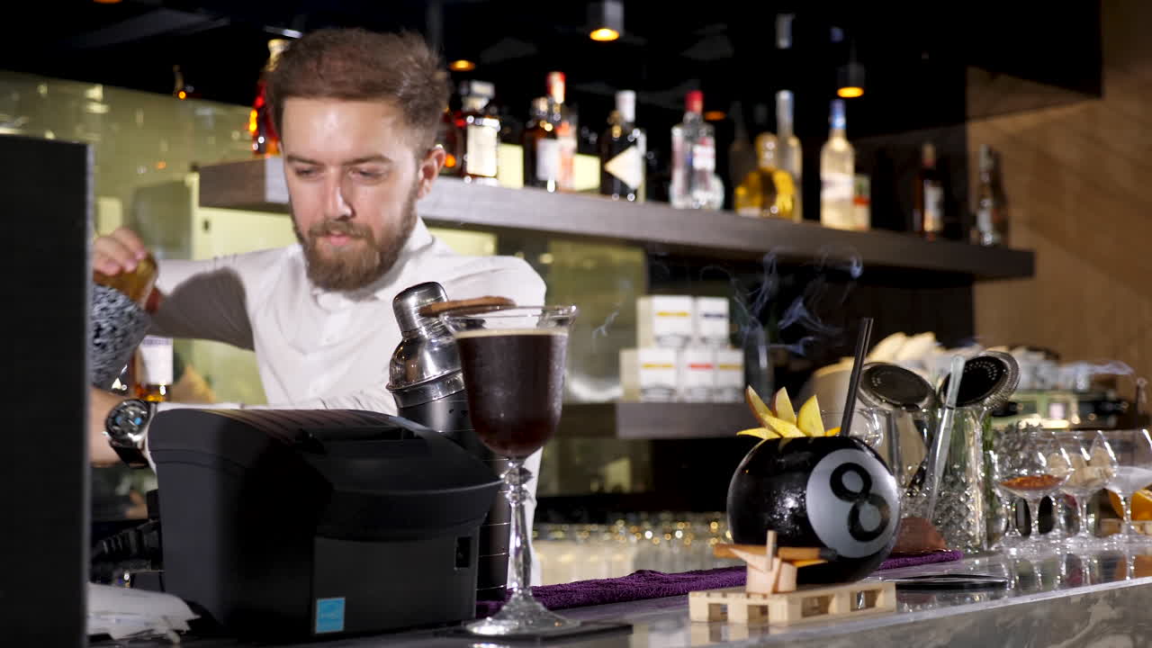 테일을 만드는 바텐더